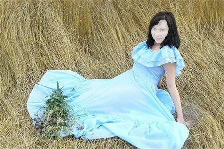 Шаблон для фотошопа "Девушка на сене в красивом голубом платье"