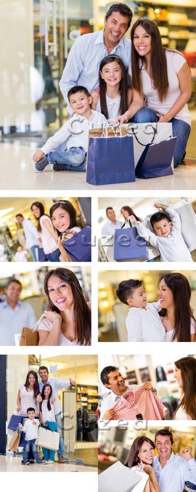 Семья совершает покупки/ Family shoping- Stock photo