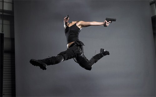  Шаблон для фотошопа - В прыжке с оружием в руках 