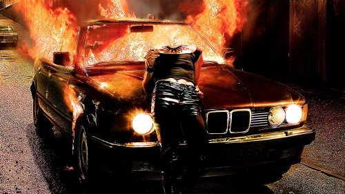 Женский фотошаблон-девушка возле горящего авто