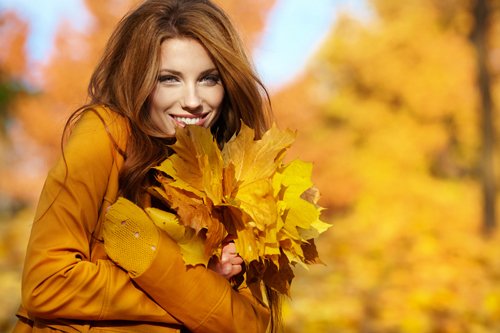 Фотосток -  Девушка осенними листьями