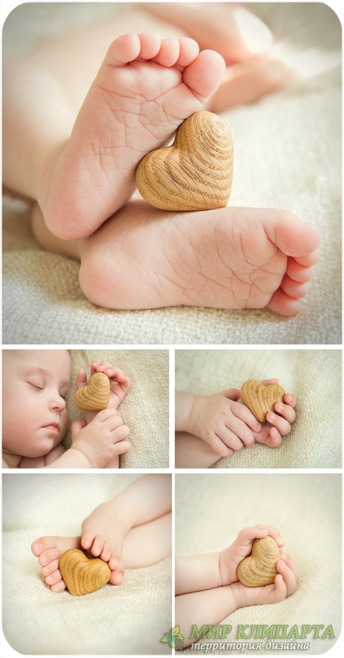 Детские ножки и сердечко, сердце в руках - сток фото